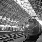 837339 Afbeelding van een electrisch treinstel mat. 1954 (plan F) van de N.S. langs een perron onder de kap van het ...